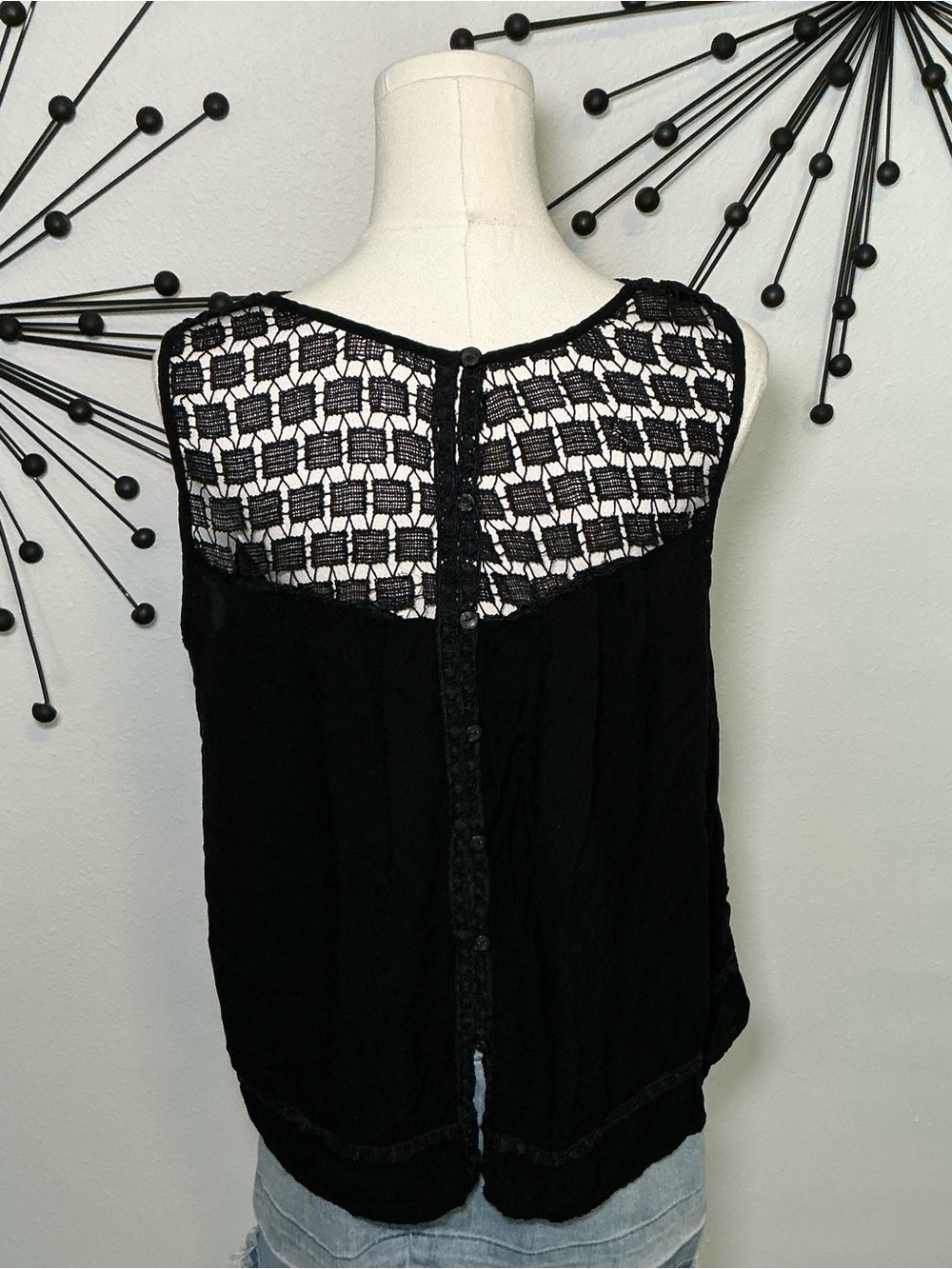 Old Navy Black Lace Yoke Sleeveless Blouse Size Large - Picture 5 of 5